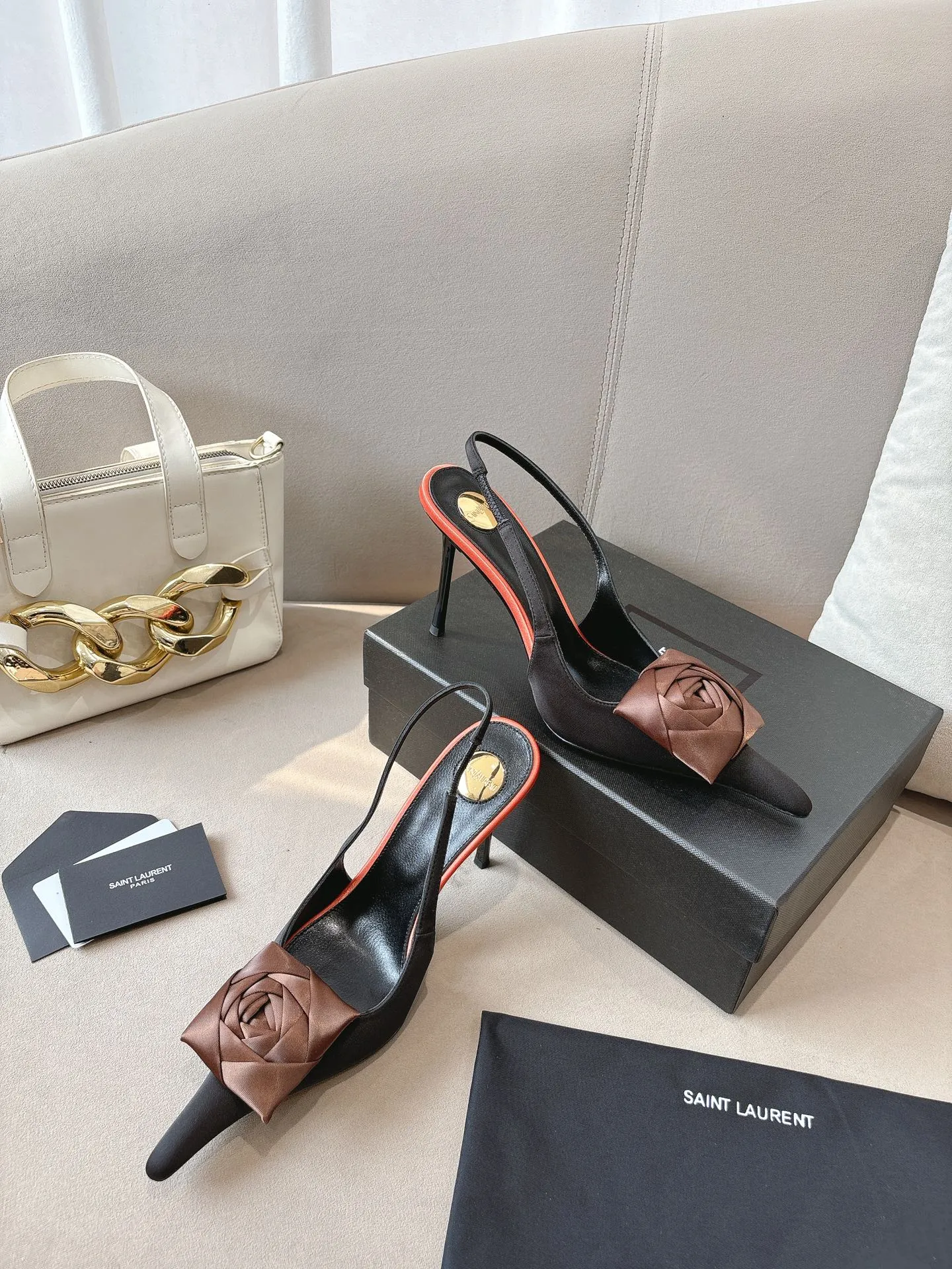 👟👟Ex-factory price 680👟👟 Saint Laurent ysl 25ss/autumn and winter ready-to-wear flower series catwalk style high heels. The toe and contrasting color design make the final effect quite impressive. The different colors are also very beautiful. Straight heels, curved heels, with flowers, and without flowers can be selected. Only YSL understands women’s hearts best and does not accept refutation. It is a super invincible feminine artifact, a must-have for women (z-brand full-body customization, own molded hardware accessories, perfect consistency) ✔ Upper: imported cow patent leather ✔ Inner lining: imported 🐑 goat leather ✔ Sole: imported genuine leather outsole ✔ Heel height: 10.5cm ✔ Size: 36-39 (40, 41, 42 can be customized and non-returnable) Flower style (full set of packaging)